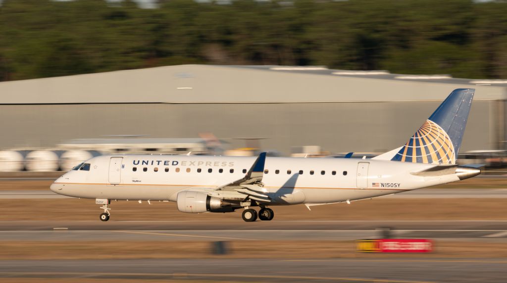 Embraer 175 (N150SY) - United E175 departure role from Rankin Road