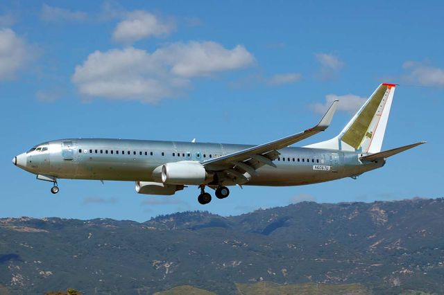 Boeing 737-800 (N6067U) - 737-8EH Short Field Prototype N6067U on approach to Runway 25 at the Santa Barbara Airport on March 15, 2006.