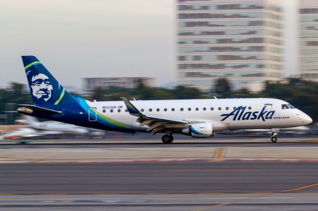 Embraer 175 (N622QX)