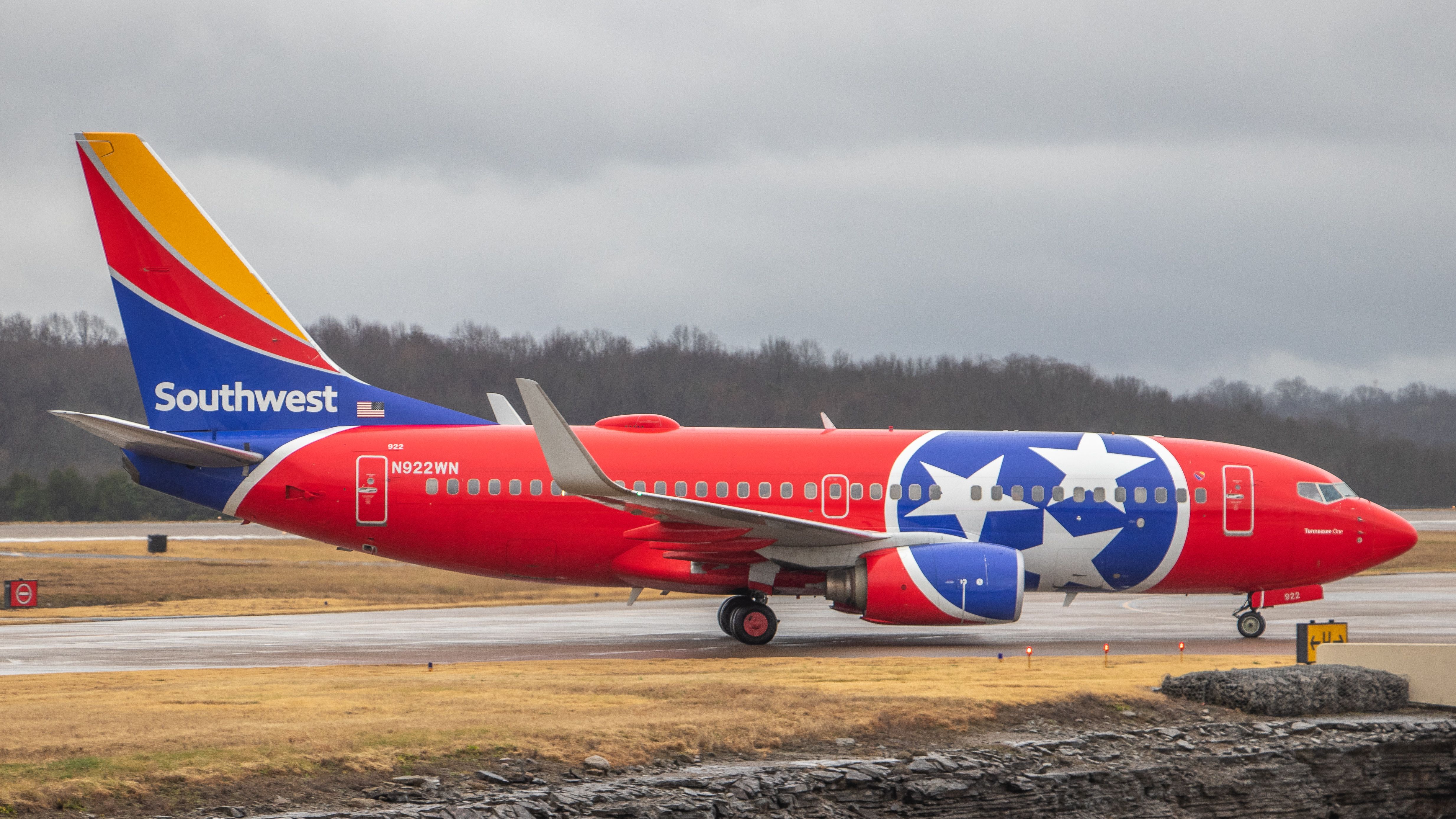 Boeing 737-700 (N922WN) - December 23, 2018, Nashville, Tennessee -- Southwest 5379 taxiing to gate C-19. The cold rain had just slowed a bit and winds were gusting to 25.