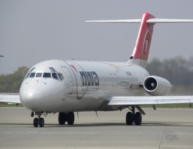 McDonnell Douglas DC-9-30 (N1334U)