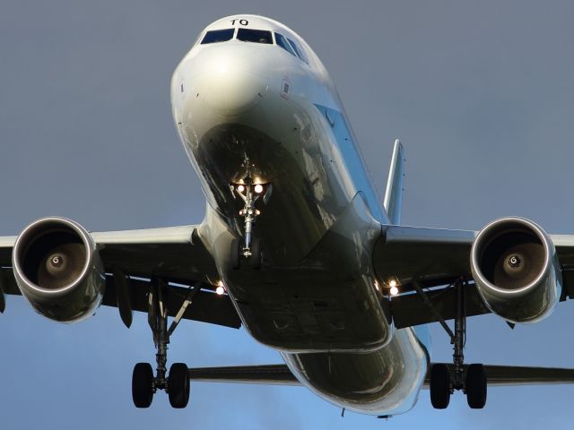 — — - Approaching runway 027L at LHR.