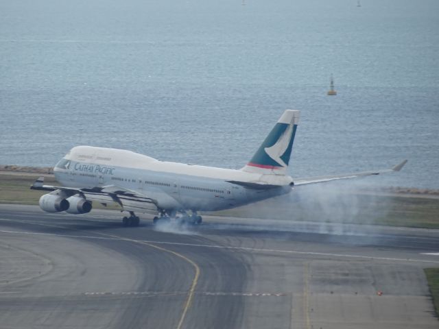 Boeing 747-400 (B-HUI) - landing on 25R RWY