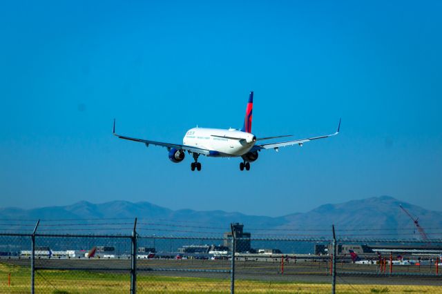 Airbus A321 (N329DN)