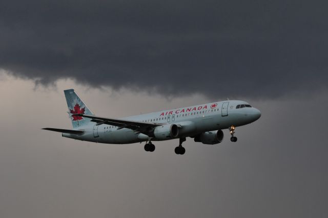 Airbus A320 (C-FLSS)