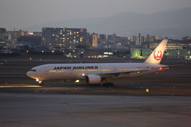 Boeing 777-200 (JA8982)