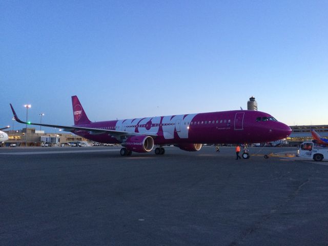 Airbus A321 (TF-MOM) - Welcome to Boston !