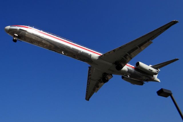 McDonnell Douglas MD-83 (N971TW) - Making a very low approach!