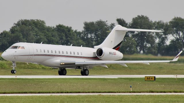 Bombardier Global Express (N143QS) - EJA143 blasting down 27 en route to Phoenix.br /br /N143QS is a 2012 Bombardier Global 6000, SN 9499, owned/operated by NetJets. 7/24/23.