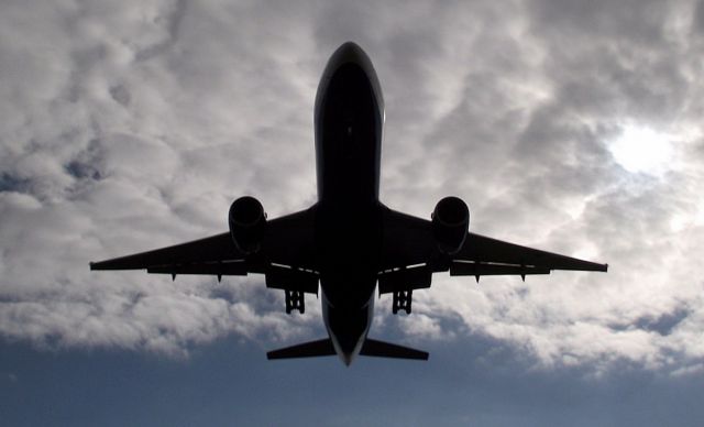 Boeing 777-200 (G-YMMK) - British Airways