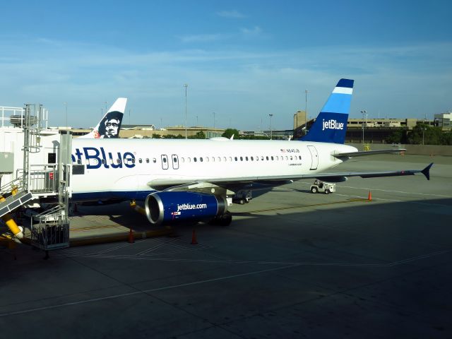 Airbus A320 (N640JB)