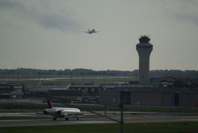 McDonnell Douglas MD-90 (N924DN)