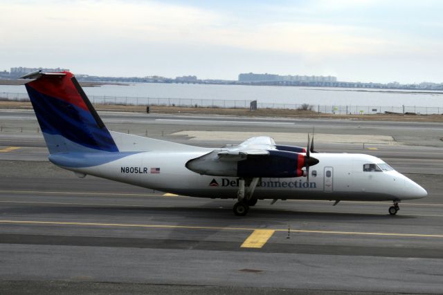 de Havilland Dash 8-100 (N805LR) - Seen here on 12-Mar-07.  Registration cancelled 25-Sep-12.  Broken up at CYYC.