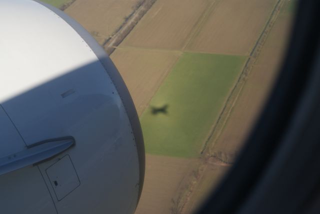 Boeing 737-700 — - Approach LIML follow the shadow