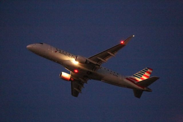 EMBRAER 175 (long wing) (N211NN)