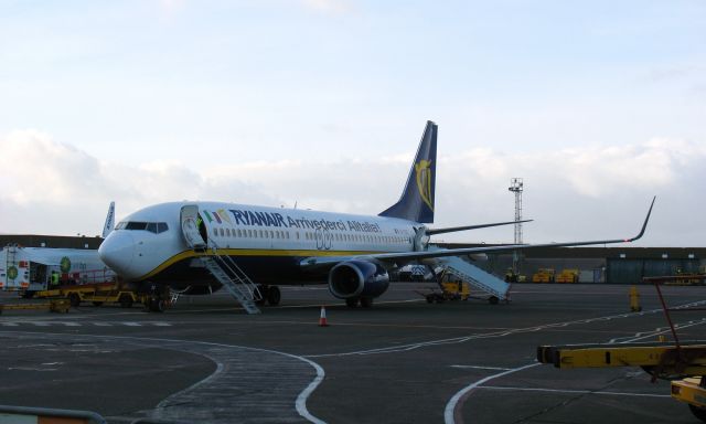 Boeing 737-700 (EI-CSZ) - Ryanair saying -Arrivederci Alitalia- (Goodbye Alitalia) on a Boeing 737-8AS(WL) EI-CSZ in Glasgow Prestwick Airport