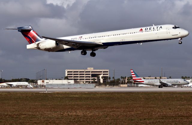 McDonnell Douglas MD-90 (N905DA)