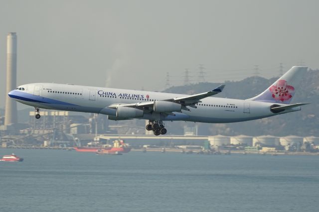 Airbus A340-300 (B-18805)