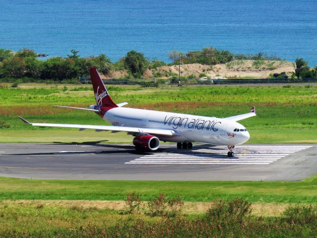 Airbus A330-300 (G-VUFO)