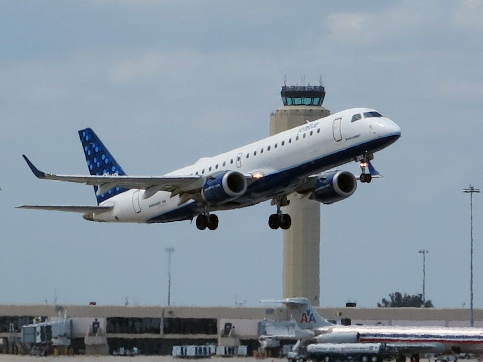 Embraer ERJ-190 (N292JB) - Take off runway 10L.