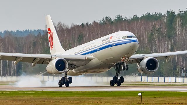 Airbus A330-200 (B-6092)