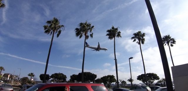 — — - APPROACH 24R KLAX