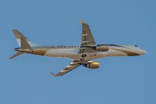 Embraer ERJ-190 (N785MM)