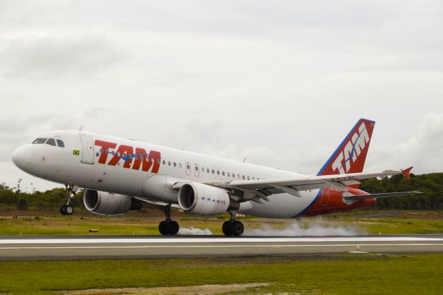 Airbus A320 (PR-MYP) - Aterrizando na RWY06 em SBSL, como voo JJ3552 vindo de Imperatriz (IMP/SBIZ), em 17.02.2017.br /2º Spotter Day Infraero SLZ (SBSL)