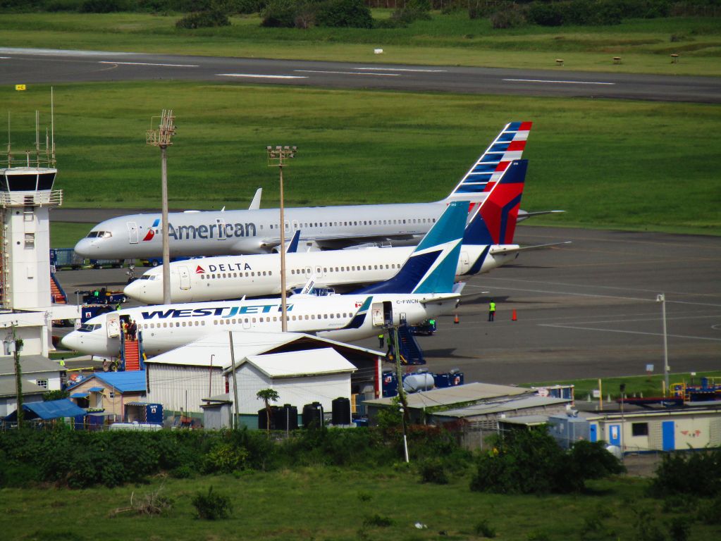 Boeing 737-700 (C-FWCN)