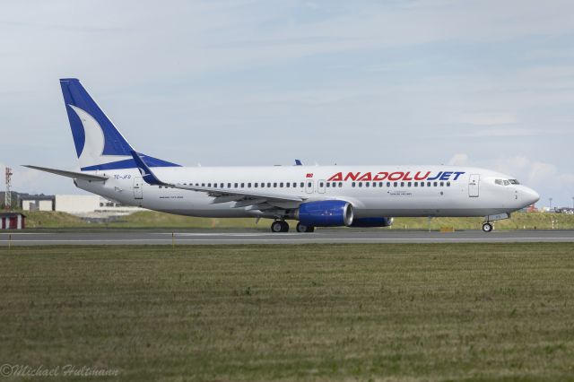 Boeing 737-700 (TC-JFO) - Right of Runway R04