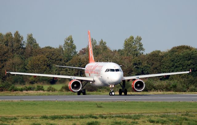 Airbus A319 (G-EZIZ) - Airbus A319-111, Brest Guipavas Airport (LFRB/BES)