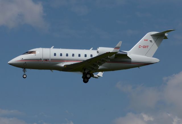 Canadair Challenger (C-GIIT)