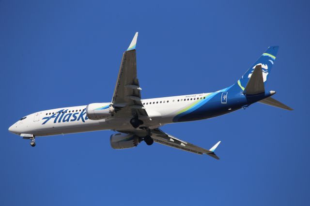 Boeing 737 MAX 9 (N921AK)