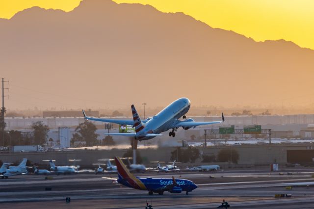 Boeing 737-800 (N948NN) - An American Airlines 737-800 taking off from PHX on 2/12/23 during the Super Bowl rush. Taken with a Canon R7 and Canon EF 100-400 II L lens.