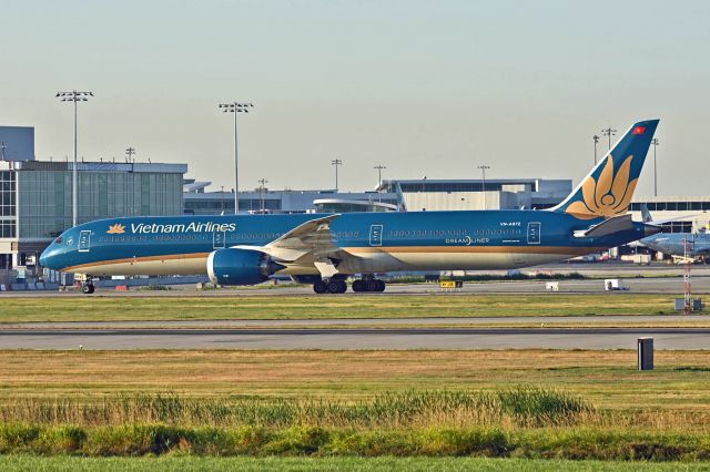 BOEING 787-10 Dreamliner (VN-A872) - Early morning arrival of this repatriation flight during COVID-19 time