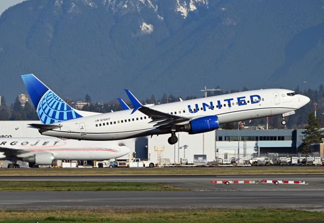 Boeing 737-800 (N76517)