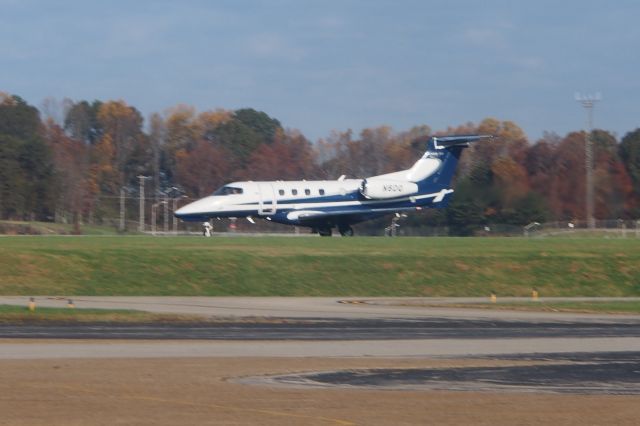 Embraer Phenom 300 (N6DQ)