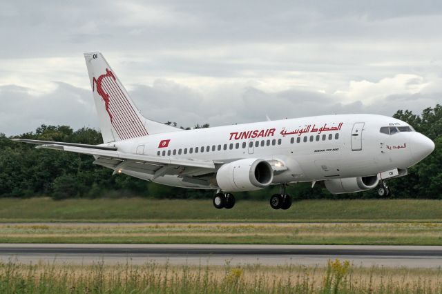 Boeing 737-500 (TS-IOI)