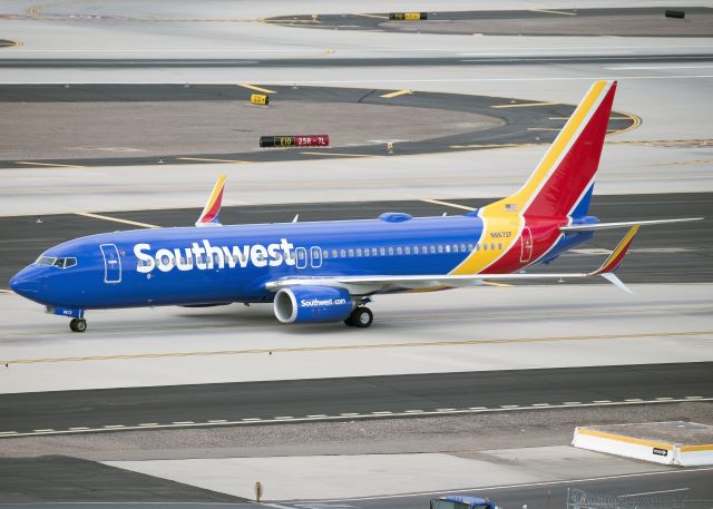 Boeing 737-800 (N8672F)