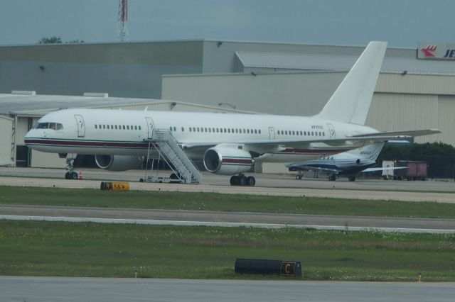 Boeing 757-200 (N757SS)