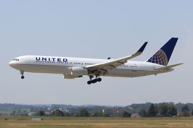 BOEING 767-300 (N669UA)