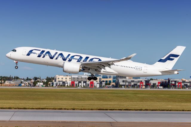 Airbus A350-900 (OH-LWC) - On final for 35R.