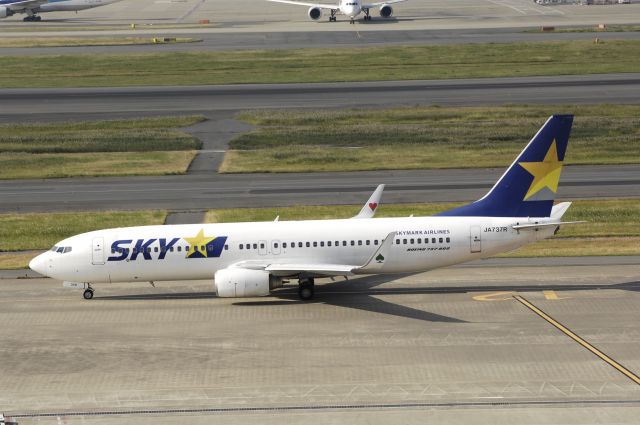 Boeing 737-800 (JA737R) - Taxing at Haneda Intl Airport on 2013/11/01