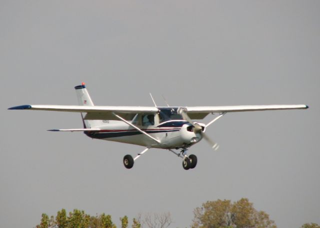 Cessna 152 (N25913) - Landing at Downtown Shreveport.
