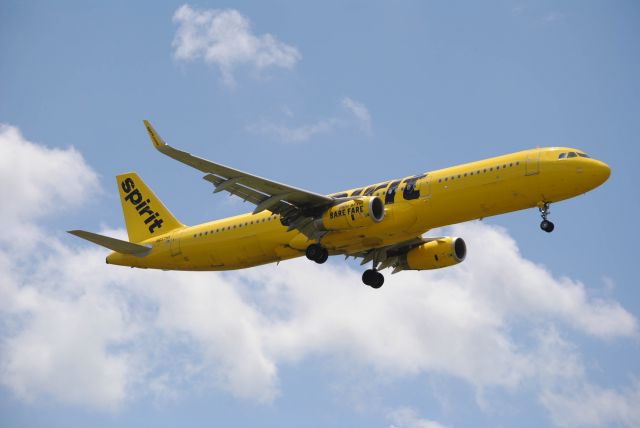 Airbus A321 (N657NK) - 7/7/2016: 2015 Spirit Airbus A321-231 on final at KIAH. 