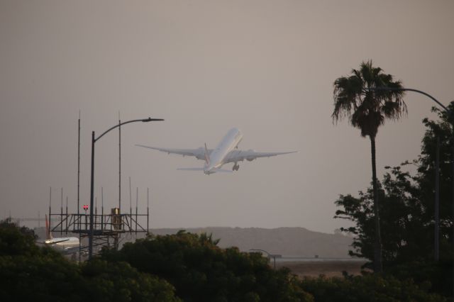 BOEING 777-300ER (F-GSQB)