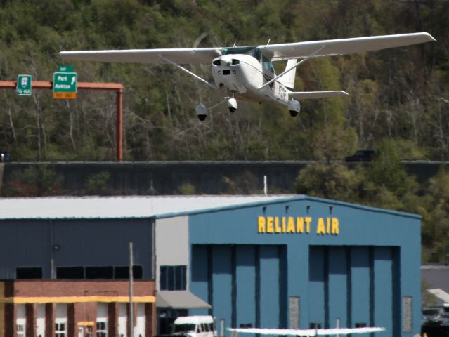 Cessna Skylane (N723NE) - Take off runway 26.