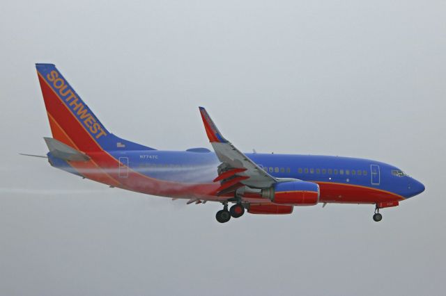 Boeing 737-700 (N7747C) - SWA457 on short-final for 24R from General Mitchell Intl (KMKE) on a foggy Friday morning (30 Nov 2018).