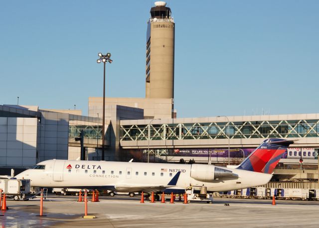 Canadair Regional Jet CRJ-200 (N8751D)