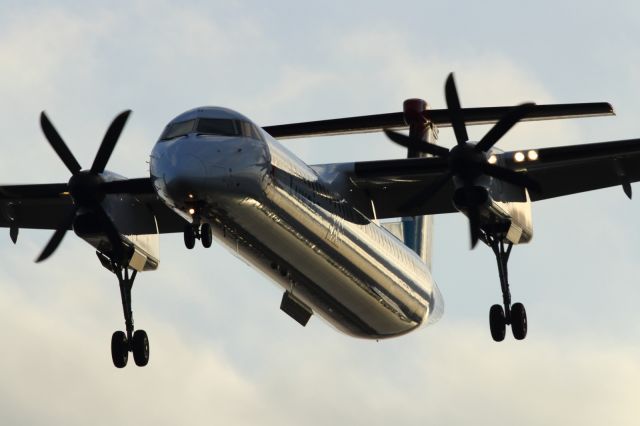 de Havilland Dash 8-400 (LX-LGH) - Approaching London City Airport.